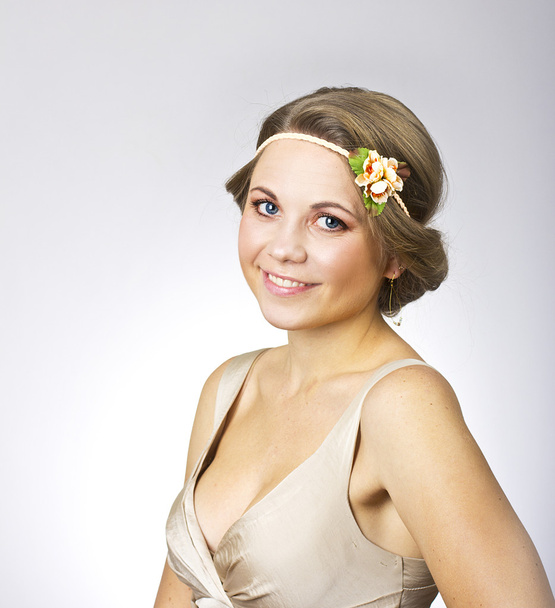 Красивая красивая девушка с цветком на голове
 - Фото, изображение