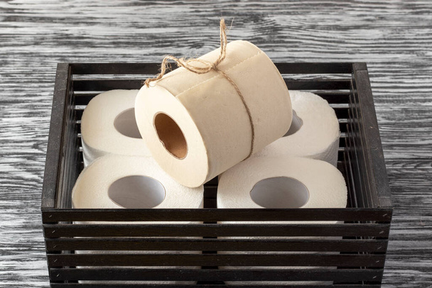 Екологічно чистий бамбуковий туалетний папір у чорній дерев'яній коробці
. - Фото, зображення