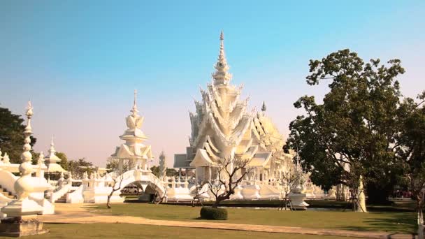 Blick auf den Wat Rong Khun oder den Weißen Tempel in Chiang Rai, der während der Covid-19-Pandemie von Touristen verlassen wurde - Filmmaterial, Video
