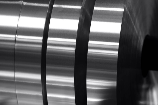 aluminium strips gewikkeld op spoelen, industriële achtergrond foto in zwart-wit - Foto, afbeelding