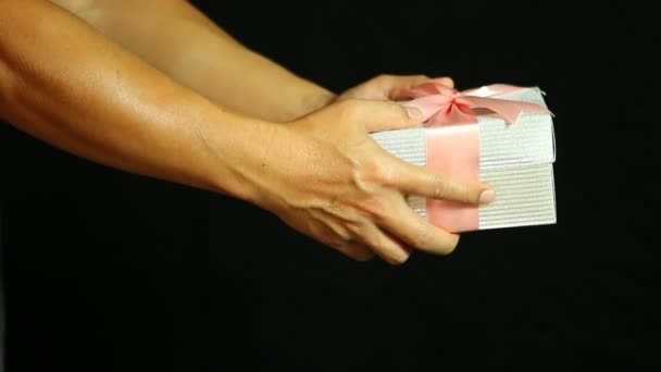 Ο άνθρωπος δίνει κουτί δώρου σε κάποιον με πράσινο φόντο, γυρίσματα στο στούντιο - Πλάνα, βίντεο