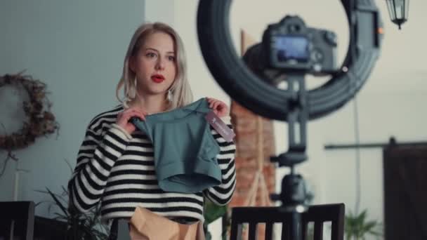 Blonde Bloggerin, die während einer Pandemie ein Vlog über Online-Einkäufe von zu Hause aus aufzeichnet - Filmmaterial, Video