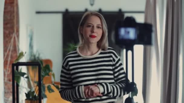 Blondynka blogerka nagrywająca vlog w domu podczas pandemii - Materiał filmowy, wideo