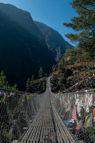 Подвесной мост с буддийскими молитвенными флагами во время похода в долине Кхумбу Непал .hillary мост - Фото, изображение