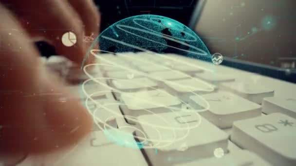 Mann arbeitet am Computer mit Grafik der analytischen Modernisierung von Geschäftsdaten - Filmmaterial, Video