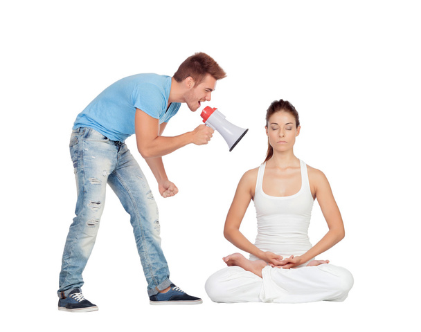 Jeune homme criant à travers un mégaphone à une femme tout en faisant yo
 - Photo, image