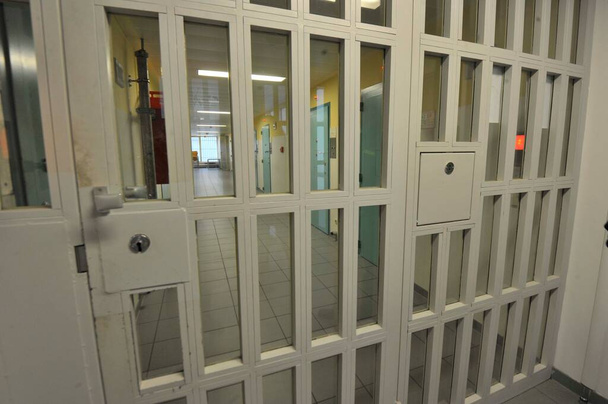 ο άδειος διάδρομος μιας φυλακής, χωρίς αιχμαλώτους ή φρουρούς - Φωτογραφία, εικόνα