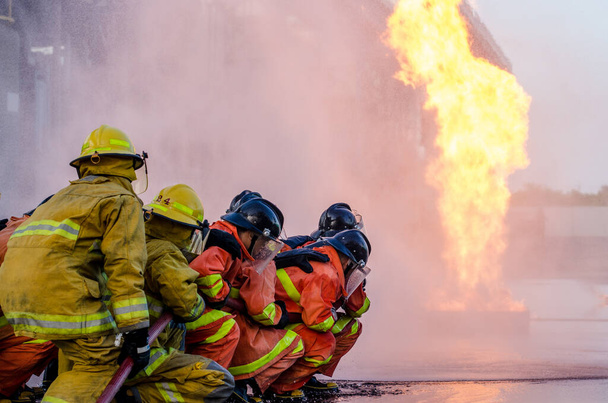Szkolenie strażaków, szkolenie strażaków, gaszenie pożarów w miejscu pracy - Zdjęcie, obraz