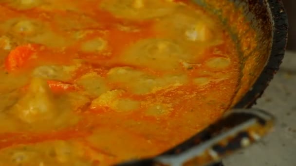 Hervir curry Kari en olla, comida india. - Metraje, vídeo