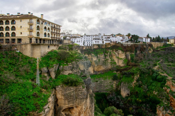 İspanya 'da Ronda. Kayalıklardaki kasaba. İspanya 'nın tarihi simgesi. Endülüs 'te çekim olmalı..  - Fotoğraf, Görsel