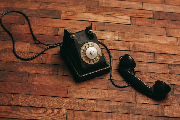 старый ретро-телефон по технологии кресла антикварный классический стиль - Фото, изображение