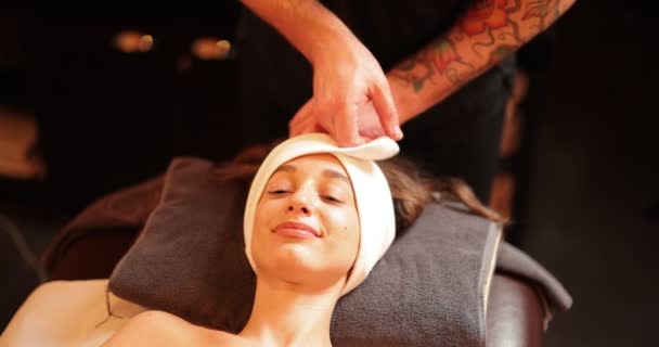 Frau erhält entspannende Gesichtsmassage mit Lymphdrainage - Filmmaterial, Video