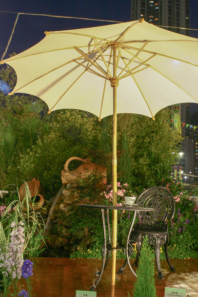 een Tuin Patio tafel en stoelen met paraplu - Foto, afbeelding