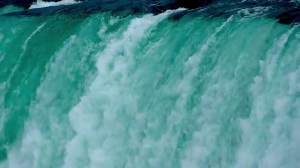 Zblízka od silného pohybu vody na Niagarském vodopádu - Záběry, video