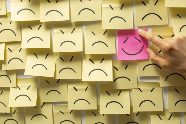 Das Konzept einer erfolgreichen Geschäftsidee auf einem Papieraufkleber. Lächeln und Glück auf dem Hintergrund trauriger Notizen. - Foto, Bild