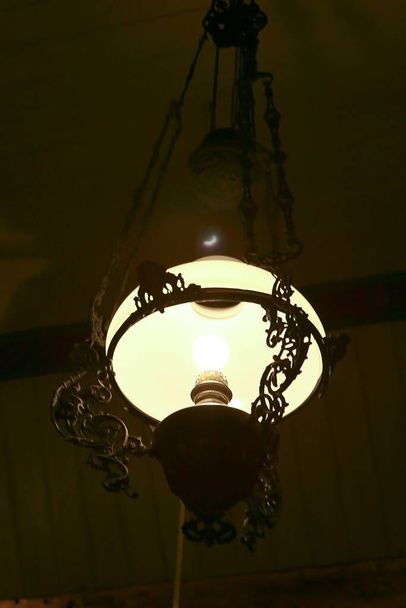 19 Фев 2005 Античная лампа в музее истории Гонконга - Фото, изображение