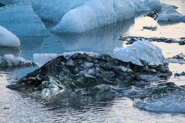 Buz, İzlanda 'daki Jokulsarlon buzul gölünde yüzen cam gibi saf. - Fotoğraf, Görsel