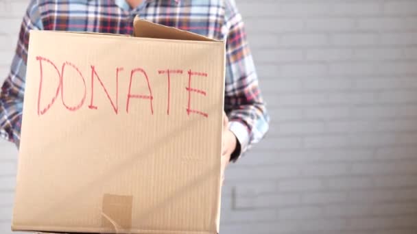 mão de homem segurando uma caixa de doação  - Filmagem, Vídeo