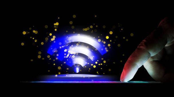 Tecnología de Internet inalámbrico Wi-Fi Para mayor comodidad En la vida diaria, el concepto de Internet inalámbrico proporciona señal de red WiFi gratuita. El concepto de la imagen es ligeramente borroso. - Foto, Imagen