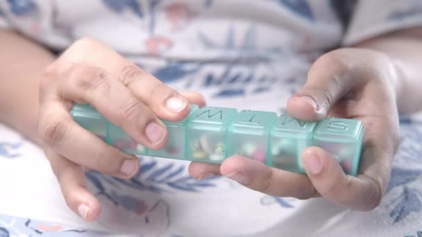 ženy, které užívají léky z krabičky od pilulek  - Záběry, video