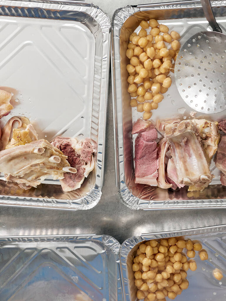 їжа забирає контейнери, наповнені домашнім тушкованим рагу
 - Фото, зображення