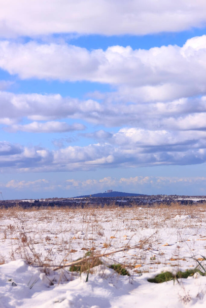 田舎の風景冬。イタリア、プーリア州のアルタ・ムルジャ国立公園:雪の丘。背景にモンテ・デル・キャステル. - 写真・画像