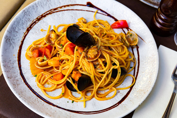 Deliciously seafood pasta of shrimps, mussels and vegetables - Foto, imagen