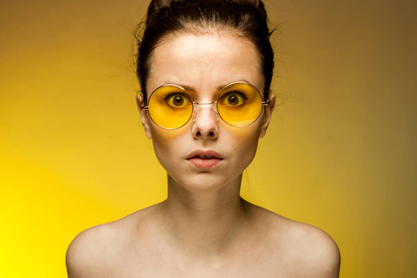 ruskeaverikkö keltaiset lasit paljaat hartiat kirkas iho - Valokuva, kuva