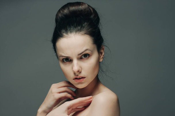 женщина с голыми плечами на сером фоне чистой косметологии ухода за кожей красоты - Фото, изображение