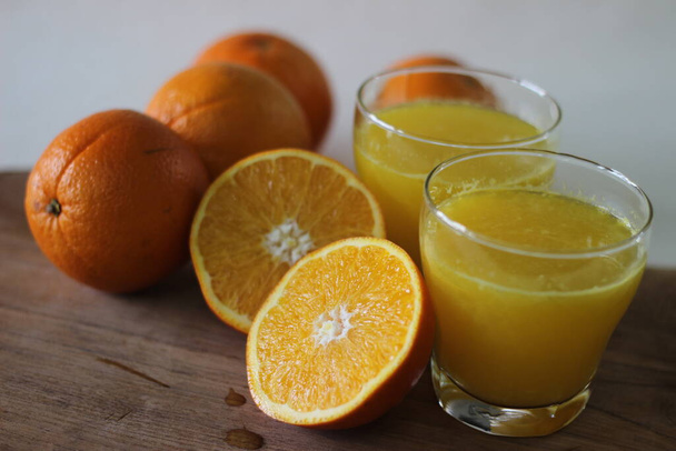 Glas Kinnow-Saft vorhanden. Es ist saftiger als Orange und hat einen säuerlicheren Geschmack. Die Kinnow ist eine ertragsstarke Mandarinen-Hybrid-Orange wie Obst, die in der weiteren Region Punjab in Indien extensiv angebaut wird - Foto, Bild
