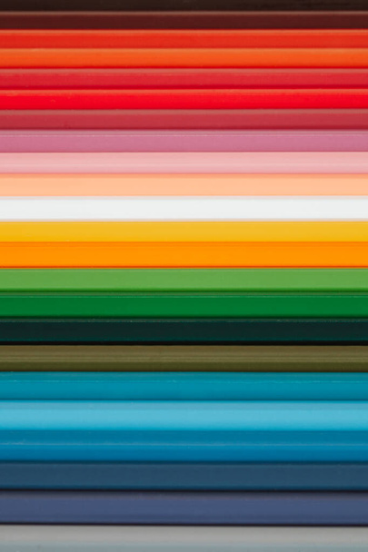 крупним планом кольорові олівці, складені горизонтально
. - Фото, зображення