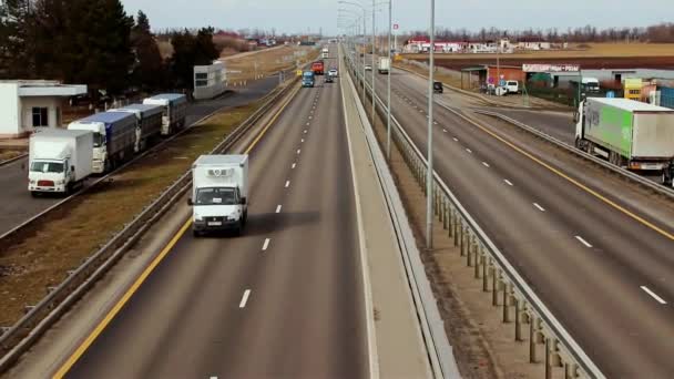 Autostrada M4 Krasnodar region Rosja 5 marca 2021Widok z wiarą na różne samochody przejeżdżające wzdłuż autostrady. - Materiał filmowy, wideo
