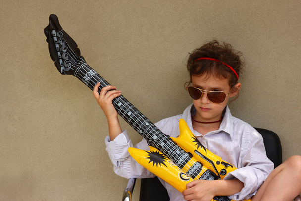 oyuncak gitarla evlat - Fotoğraf, Görsel