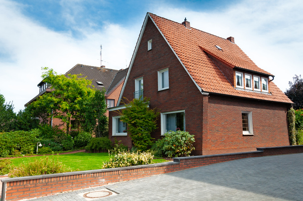居心地の良いドイツの赤い家。屋外. - 写真・画像