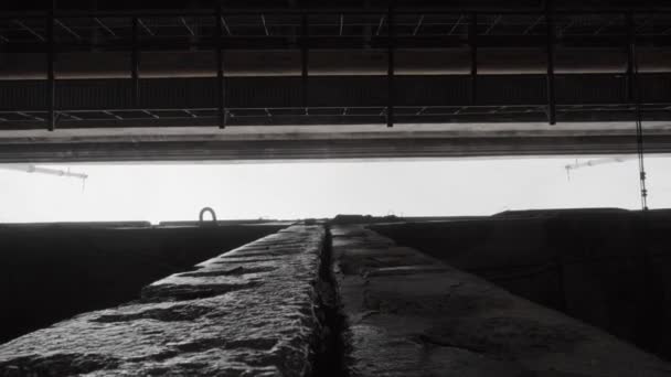 Старые поврежденные бетонные конструкции опорного моста или путепровода, с которого капает вода - Кадры, видео