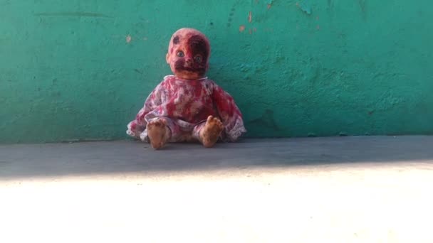 Muñeca sangrienta espeluznante concepto de Halloween, Primer plano de los niños Ghost mystic doll, Scary horror baby doll video footage - Metraje, vídeo