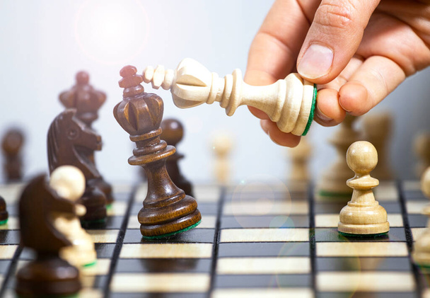 Два шахматных короля стоят рядом друг с другом, принимая решение и принимая стратегию, победа в шахматной игре, хобби, которое стимулирует деятельность мозга - Фото, изображение