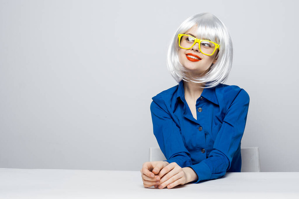 白いウィッグの魅力的な女性黄色のメガネの赤い唇青いシャツ - 写真・画像
