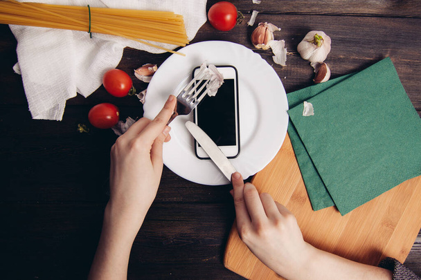 teléfono móvil placa ingredientes de cocina tecnología de cocina - Foto, Imagen