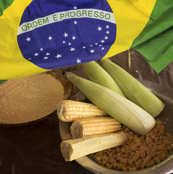 Typowe jedzenie junina party z flagą brazylijską. Obraz słynnej brazylijskiej partii kulturalnej. - Zdjęcie, obraz