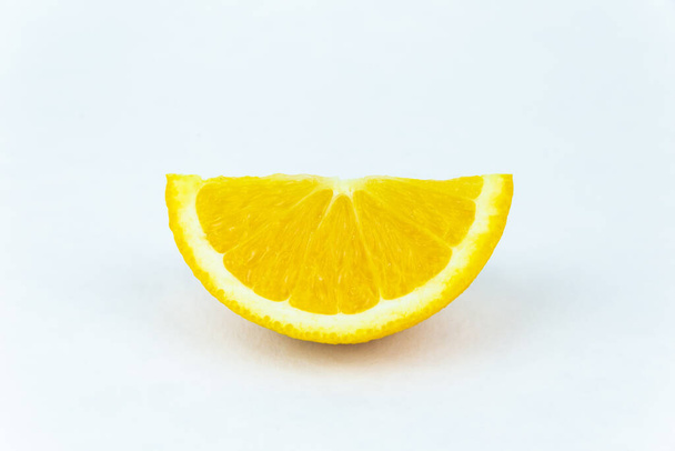Pomarańczowe kawałki. Pomarańczowy na białym tle. Pomarańcza z liśćmi na białym - Zdjęcie, obraz