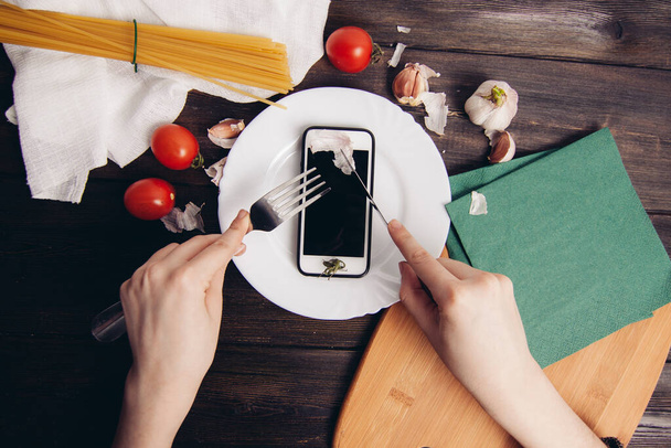 telefon egy tányéron konyhai eszközök főzés tészta Olaszország - Fotó, kép