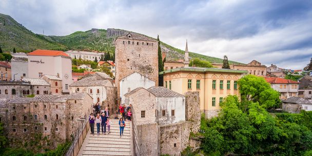 Tourists visiting the Old Bridge in Mostar - Foto, afbeelding