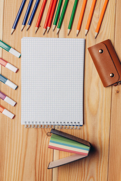 rysunek pad kolorowe ołówki drewniany stół szkoły - Zdjęcie, obraz