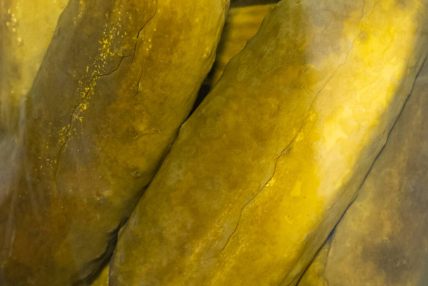 Zbliżenie duże żółte i zielone ogórki wewnątrz słoika - Zdjęcie, obraz