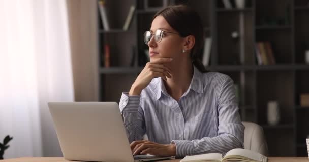 Focused young woman in eyeglasses working on computer. - Video, Çekim