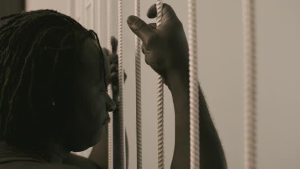 Afrykański czarny mężczyzna w więzieniu protestujący - Materiał filmowy, wideo