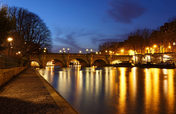 Сити-центр с мостом Понт-Нёф и рекой Мбаппе ночью, Париж, Франция - Фото, изображение