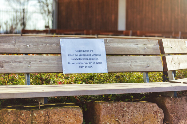 Birreria giardino chiuso del ristorante in Germania con segno di restrizione, chiuso a causa di covid 19 o corona, cibo da portare via - Foto, immagini