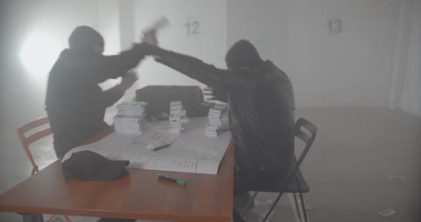 Aggressive Kriminelle kämpfen um den Fang - Filmmaterial, Video